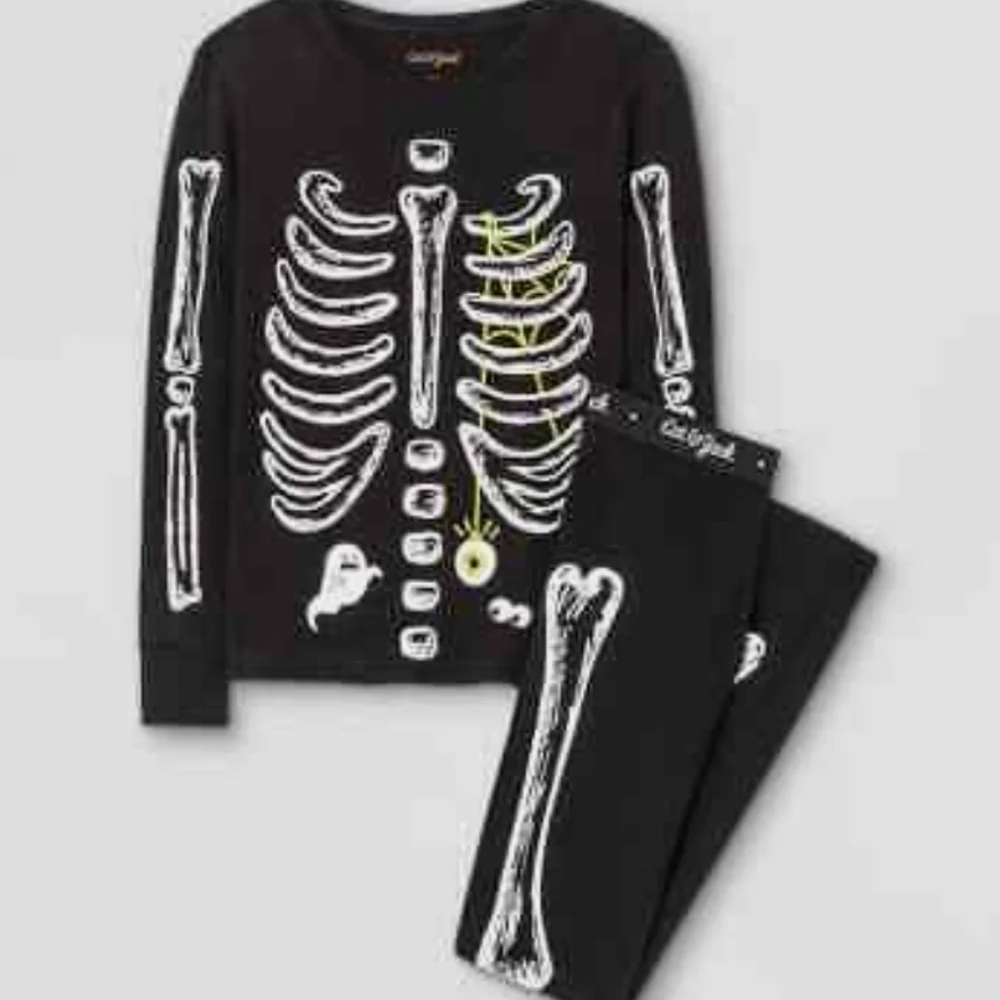 Cat & Jack 2 Piece Glow In the Dark Skeleton Fitted Pajamas Size 8